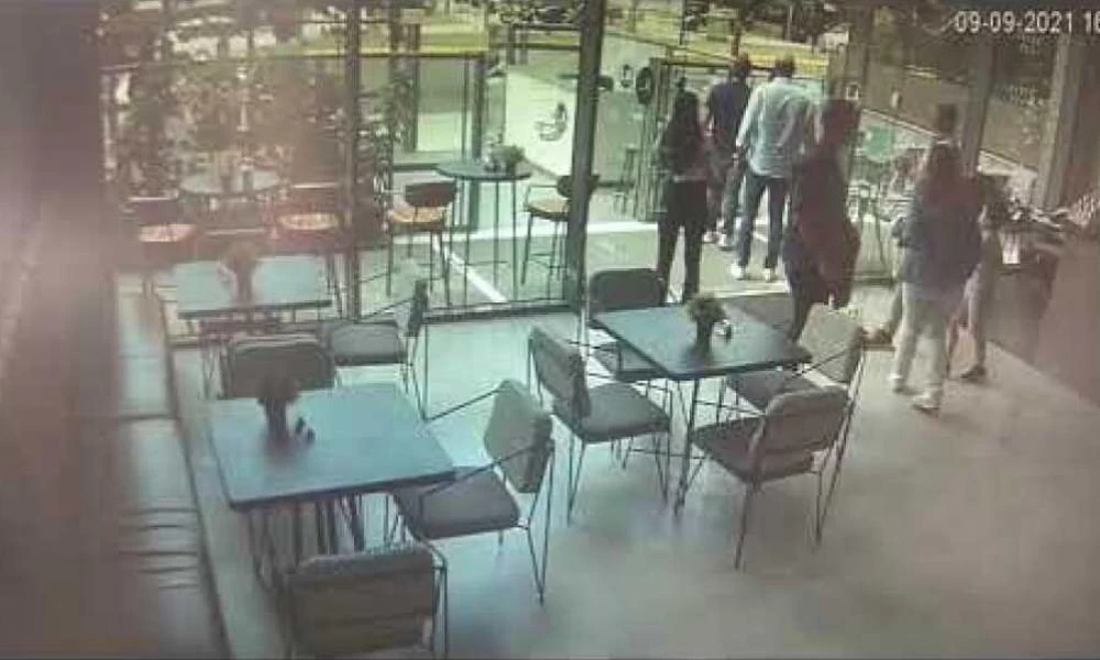Επίθεση στην Λεωφόρο Αλεξάνδρας: Καρέ-καρέ η στιγμή που οπλίζει ο δράστης